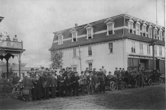 1914 - Soldiers on left enlisting for World War I