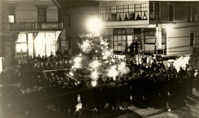 Town of Oxford Christmas tree, early 1900s
